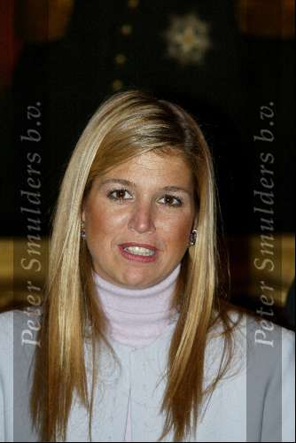 Den Haag 9 januari 2002
Prins Willem Alexander en Maxima krijgen kroon overhandigd door Jos van den Elzen op paleis Noordeinde.
