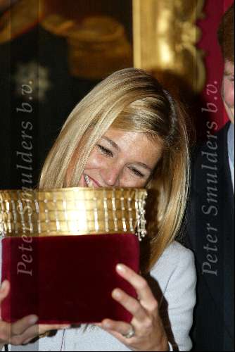 Den Haag 9 januari 2002
Prins Willem Alexander en Maxima krijgen kroon overhandigd door Jos van den Elzen op paleis Noordeinde.