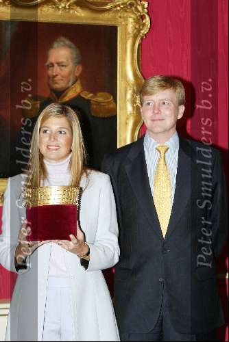 Den Haag 9 januari 2002
Prins Willem Alexander en Maxima krijgen kroon overhandigd door Jos van den Elzen op paleis Noordeinde.