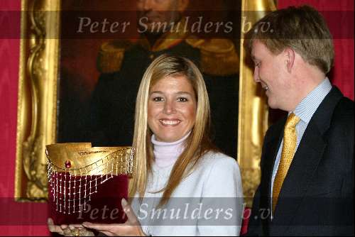 Den Haag 9 januari 2002
Prins Willem Alexander en Maxima krijgen eerste postzegeloverhandigd door Peter Bakker op paleis Noordeinde.