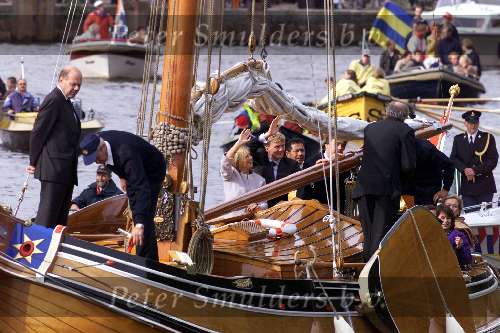 Leeuwarden 10 oktober 2001
Prins Willem Alexander en Maxima bezoeken de provincie Friesland.  Ed Nijpels  Skutsje