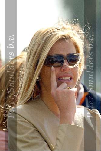 Kaagdorp 11 juli 2002
Prinses Maxima op een volgboot om haar man te zien zeilen