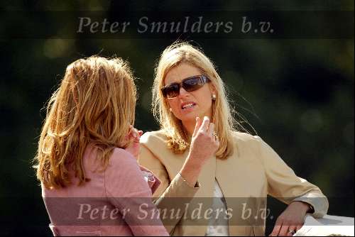 Kaagdorp 11 juli 2002
Prinses Maxima op een volgboot om haar man te zien zeilen
