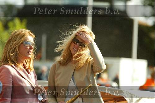 Kaagdorp 11 juli 2002
Prinses Maxima op een volgboot om haar man te zien zeilen