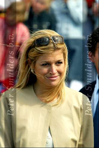 Kaagdorp 11 juli 2002
Prinses Maxima op een volgboot om haar man te zien zeilen