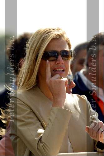 Kaagdorp 11 juli 2002
Prinses Maxima op een volgboot om haar man te zien zeilen
