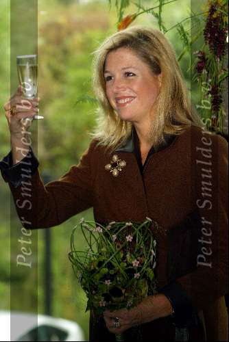 Den haag 11 september 2003
Maxima bij opening gebouw fmo in den haag
Met een glaasje champagne
