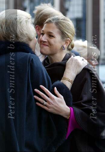 Den Haag 11 december 2002
Prinses Maxima kust Koningin Beatrix bij uitreiking van de Prins Claus prijzen