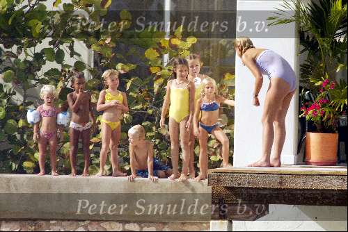 Curacao 13 augustus 2002
Prinses Maxima in zwempak spelend met de kinderen