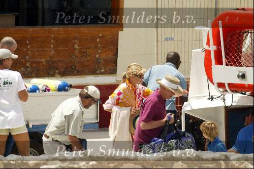 Curacao 14 augustus 2002
Maxima en Prins Willem Alexander de tas dragend