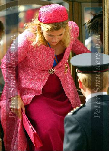 Den Haag16 september 2003
Prinsjes dag 2003.  
Maxima stapt uit de \\\
