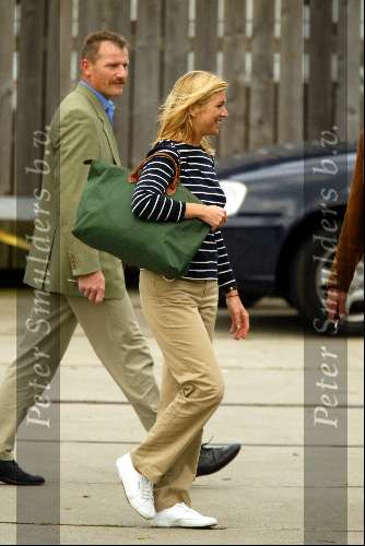 Muiden 17 juni 2002
Prinses  Maxima op weg met bagage naar de  Groene Draeck. Met beveiliging