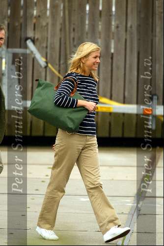 Muiden 17 juni 2002
Prinses  Maxima op weg met bagage naar de  Groene Draeck.