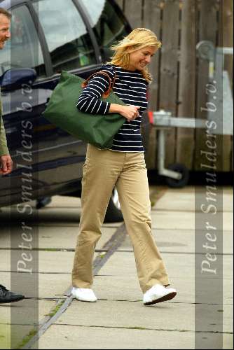 Muiden 17 juni 2002
Prinses  Maxima op weg met bagage naar de  Groene Draeck.