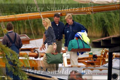 Muiden 17 juni 2002
Prins Willem Alexander en Prinses  Maxima op weg met bagage naar de  Groene Draeck.