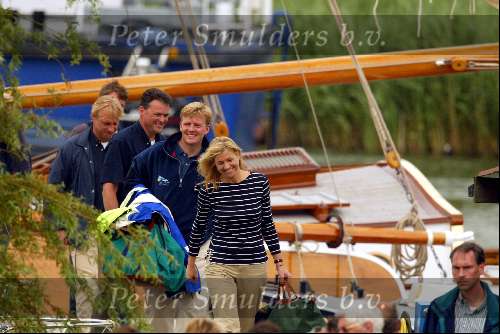 Muiden 17 juni 2002
Prins Willem Alexander en Prinses  Maxima op weg met bagage naar de  Groene Draeck.