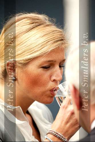 Den Haag 18 juni 2003
De dag dat Maxima haar eerste zwangerschap bekend maakt
Met een glaasje champagne