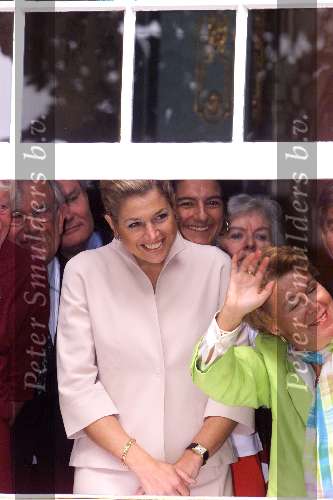 Den Haag 18 september 2001
Prinsjesdag 2001
Maxima en Prinses Christina zwaaien naar de Gouden Koets.