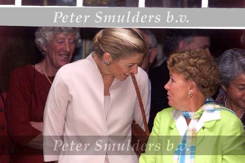 Den Haag 18 september 2001
Prinsjesdag 2001
Maxima en Prinses Christina zwaaien naar de Gouden Koets.