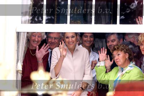 Den Haag 18 september 2001
Prinsjesdag 2001
Maxima en Prinses Christina zwaaien naar de Gouden Koets.