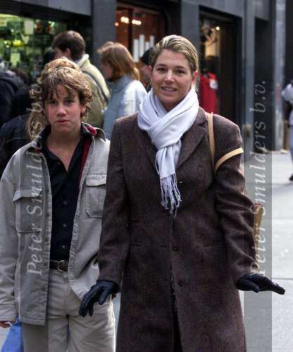 New York 20 februari 2000
Maxima wandelend door New York met haar jongste broer