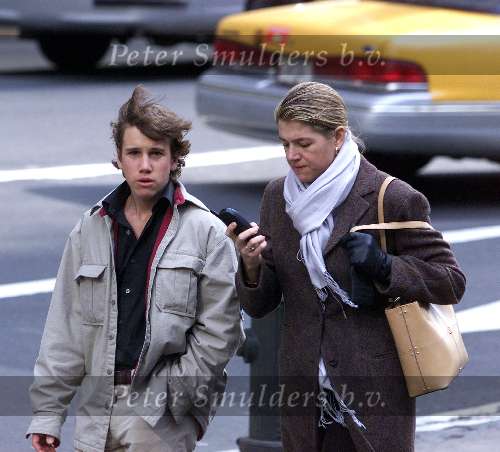 New York 20 februari 2000
Maxima wandelend door New York met haar jongste broer en met haar  gsm