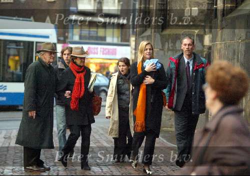 Amsterdam 28 december 2003
Prinses Maxima en Prinses Amalia wandelen met ouders Maxima en broer en zus bij Paleis op de Dam.
Peter Smulders bv