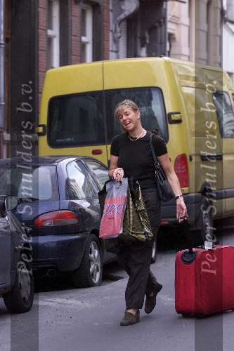 Brussel  29 november 2000
Maxima   met koffers verlaat Brussel om naar Den Haag te gaan