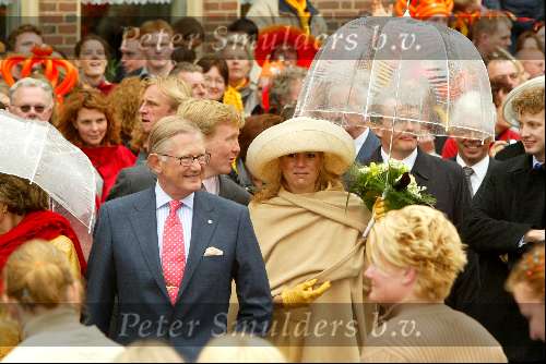 Meppel 30 April 2002
Koninginnedag 2002
Prinses Maxima met Pieter v Vollenhoven en Prins Friso onder de paraplu
