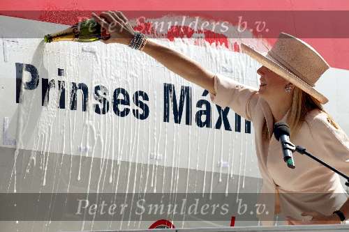 Schiphol 30 mei 2003
Maxima doopt met een fles champagne Martinair vliegtuig prinses Maxima