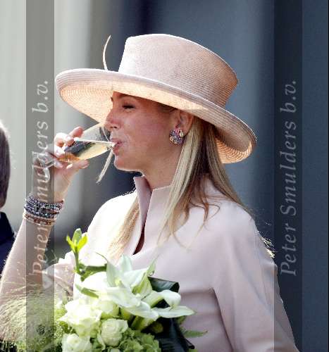 Schiphol 30 mei 2003
Maxima doopt Martinair vliegtuig prinses Maxima
Maxima drinkt een glaasje champagne