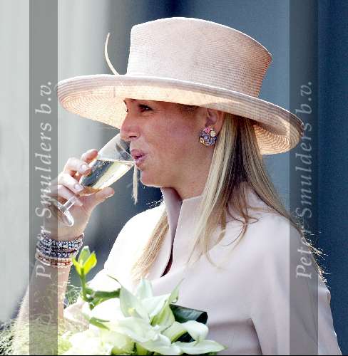 Schiphol 30 mei 2003
Maxima doopt martinair vliegtuig prinses Maxima
Maxima drinkt een glaasje champagne