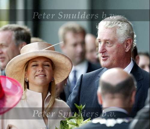 Schiphol 30 mei 2003
Maxima doopt martinair vliegtuig prinses Maxima
Martin Schroder en Maxima