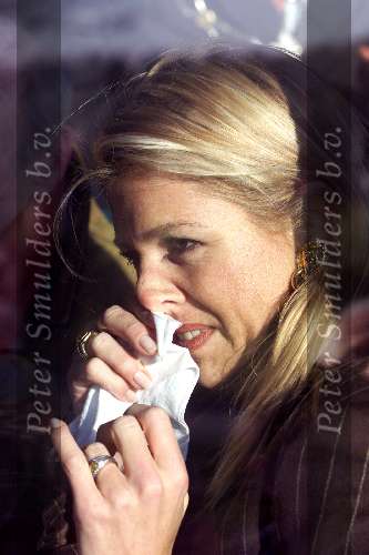 Assen 15 November 2001
Prins Willem Alexander en Maxima bezoeken Drente
Maxima met zakdoek