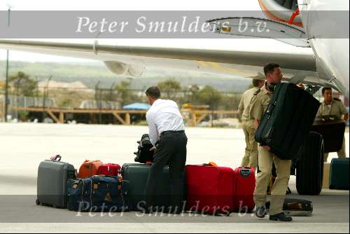 Curacao 7 mei 2002
Vertrek Prins Willem Alexander en Maxima met de KBX
koffers Prins Willem Alexander en Maxima