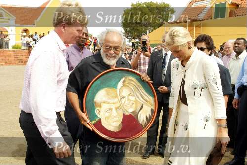 Curacao 13 augustus 2002
Prins Willem Alexander en PrinsesMaxima met schilderij