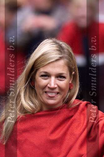 Arnhem 19 september 2001
Maxima en Prins Willem Alexander bezoeken
Gelderland. Maxima steekt tong uit