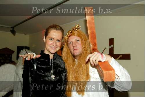 Amsterdam 11 december 2003
1 jarig bestaan van media-republic.
Michiel Mil als onze lieve Heer met zijn kruis en Pauline huizinga