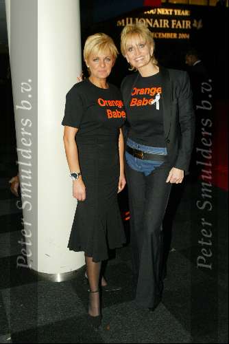 Amsterdam 10 december 2003
Opening Miljonairsbeurs in Rai.  
Caroline Tensen met Natasja Froger    Peter Smulders bv