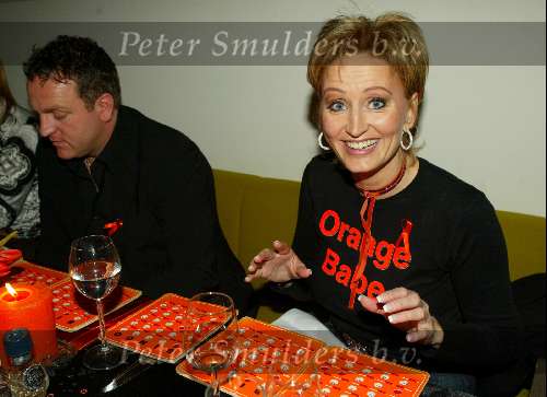 Amsterdam 19 december 2003
Orange Babies feest in Panama te Amsterdam.
Natasja Froger met het spelletje Bingo