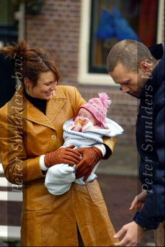 Weesp 1 december 2003
Pernille la Lau met vriend jongste baby