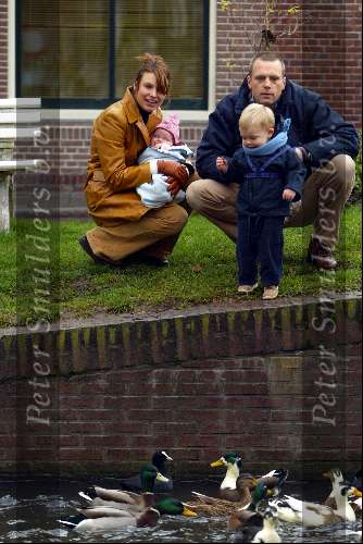 Weesp 1 december 2003
Pernille la Lau met vriend en kinderen eendjes voeren