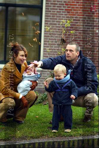 Weesp 1 december 2003
Pernille la Lau met vriend en kinderen eendjes voeren