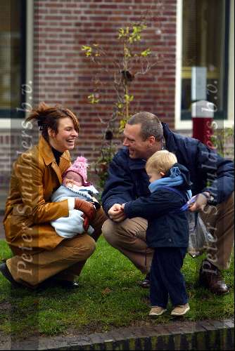 Weesp 1 december 2003
Pernille la Lau met vriend en kinderen eendjes voeren