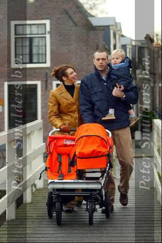 Weesp 1 december 2003
Pernille la Lau met vriend en kinderen en kinderwagen