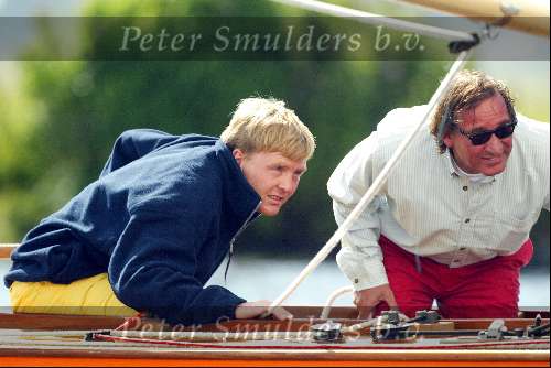 Kaagdorp 11 juli 2002
Prins Willem Alexander zeilend op een Oranje Regenboog zeilboot die hij net heeft gekregen samen met Theo Dietz