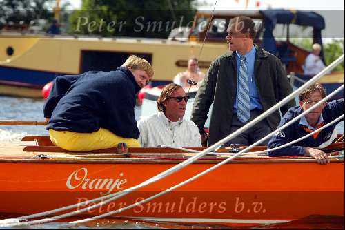 Kaagdorp 11 juli 2002
Prins Willem Alexander zeilend op een Oranje Regenboog zeilboot die hij net heeft gekregen samen met Theo Dietz
Beveiliging