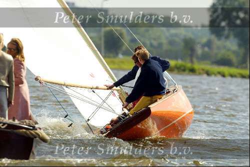 Kaagdorp 11 juli 2002
Prins Willem Alexander zeilend op een Oranje Regenboog zeilboot die hij net heeft gekregen samen met Theo Dietz