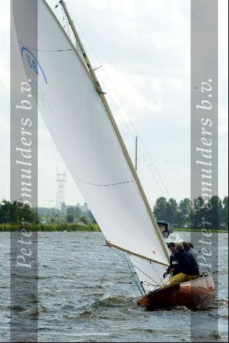 Kaagdorp 11 juli 2002
Prins Willem Alexander zeilend op een Oranje Regenboog zeilboot die hij net heeft gekregen samen met Theo Dietz