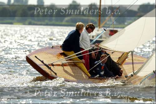 Kaagdorp 11 juli 2002
Prins Willem Alexander zeilend op een Oranje Regenboog zeilboot die hij net heeft gekregen samen met Theo Dietz